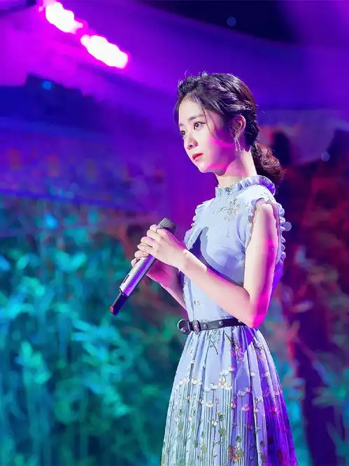 谭松韵出席活动,穿蓝色礼服裙仙气足,是小仙女本人没错了
