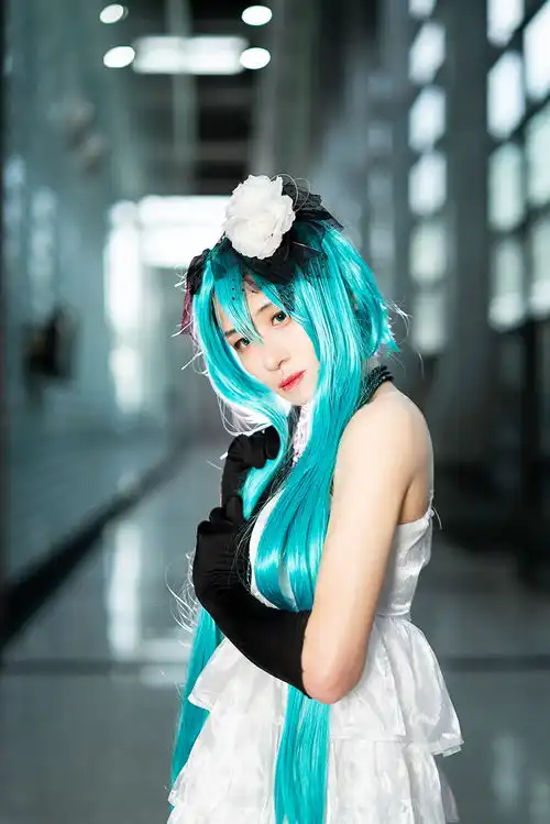 初音未来山茶花礼服cos2021深圳无限幻想动漫潮玩嘉年华场照