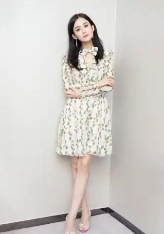 古力娜扎秀漫画腿,穿运动短裤配长筒袜,头发半扎少女感爆棚