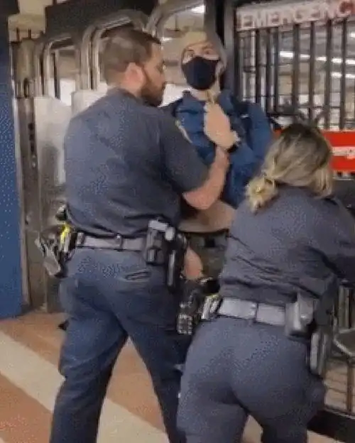 荒唐美国男子提醒两名美国警察佩戴口罩,反被暴力驱逐出地铁站