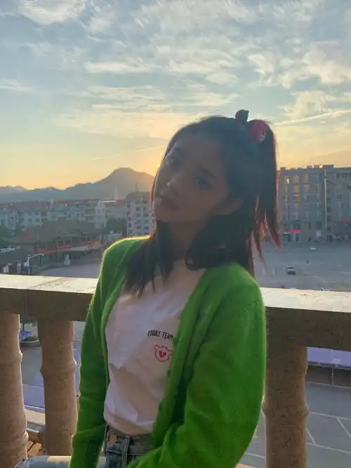 周洁琼九宫格营业少女感十足中国青年网