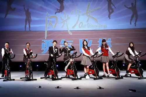闪光少女艺考李诺卷发校园风显青春活力