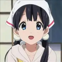 一个动漫女生黑色头发两遍是两个白色团子扎着头发