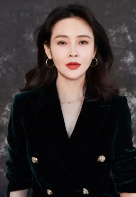 于明加穿黑色开叉裙,轻松秀出大长腿,侧身照透视了整个上身