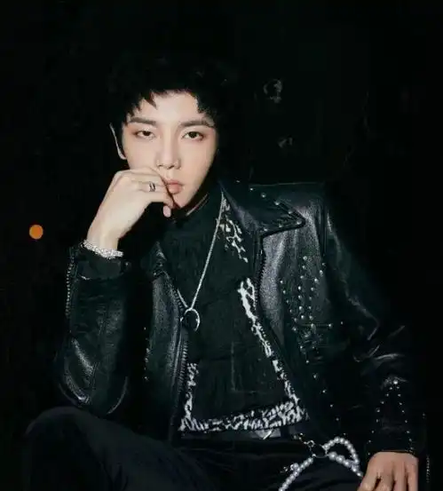 华晨宇承认与张碧晨已婚有子,娱乐圈震惊大瓜,两个无婚姻养孩子