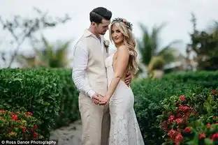 真闺蜜新娘将婚礼安排成伴娘的订婚礼