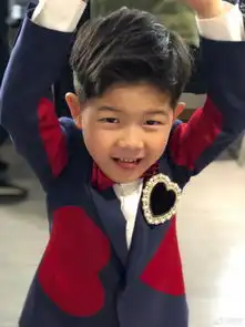 组图安吉穿拼接风西服大凹造型超帅气带眼镜酷似漫画男生