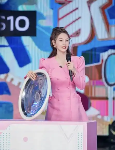 我又被张雨绮的气质惊艳穿一件粉色连衣裙高级又减龄,看着心动