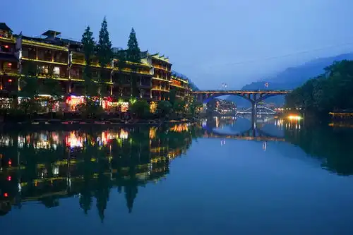 张家界森林公园天门山凤凰四日游