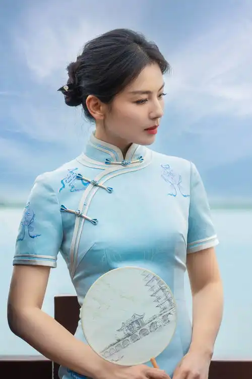 组图刘涛穿素雅旗袍优雅端庄蛮腰纤细东方韵味十足