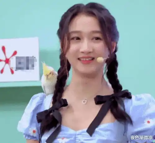 关晓彤双马尾直播,状态恢复到从前,宛如少女的模样