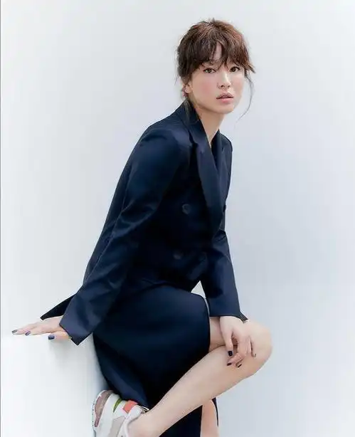 宋慧乔新的秋季画报,帅气的西装配上蓬松的头发,不同的乔姐