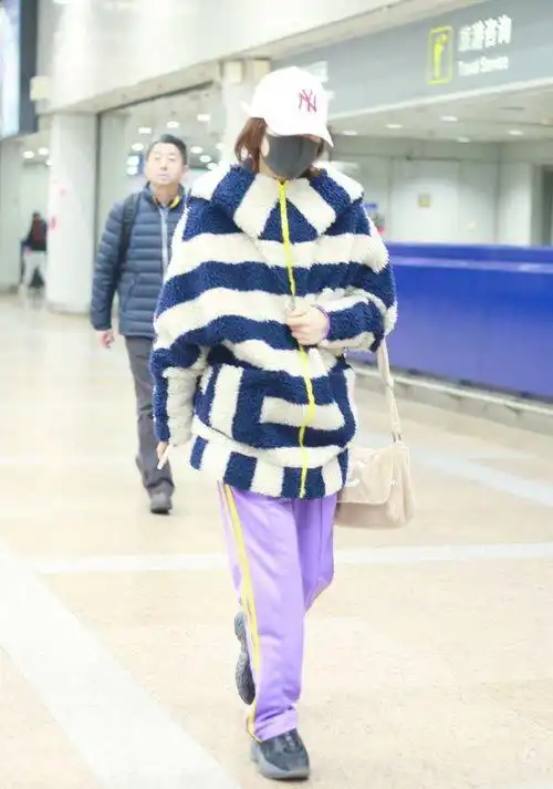 吴昕真的敢穿,条纹外套配紫色校服裤大走睡衣风,舒适又时髦