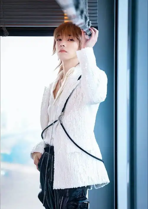 华晨宇新造型登热搜粉丝大夸漫画美男子