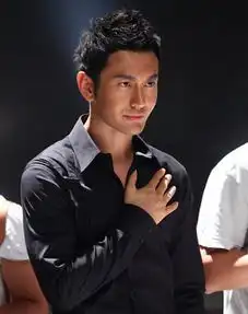 男星穿黑衬衫鹿晗妖媚,黄晓明油腻,男人味了