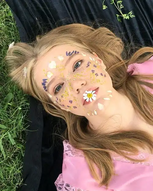 世人皆罪你与我同谋清新冷酷佛系欧美女生头像