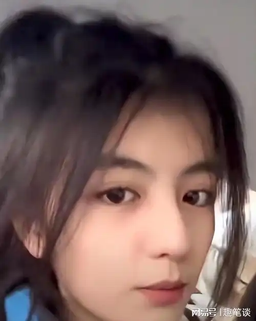 非网红摆拍无美颜滤镜,新疆扎马尾女中学生走红,这才是天然美女