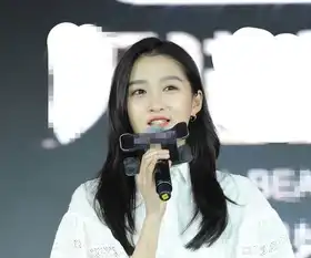 关晓彤出席活动长腿吸睛,粉色系造型少女心爆棚